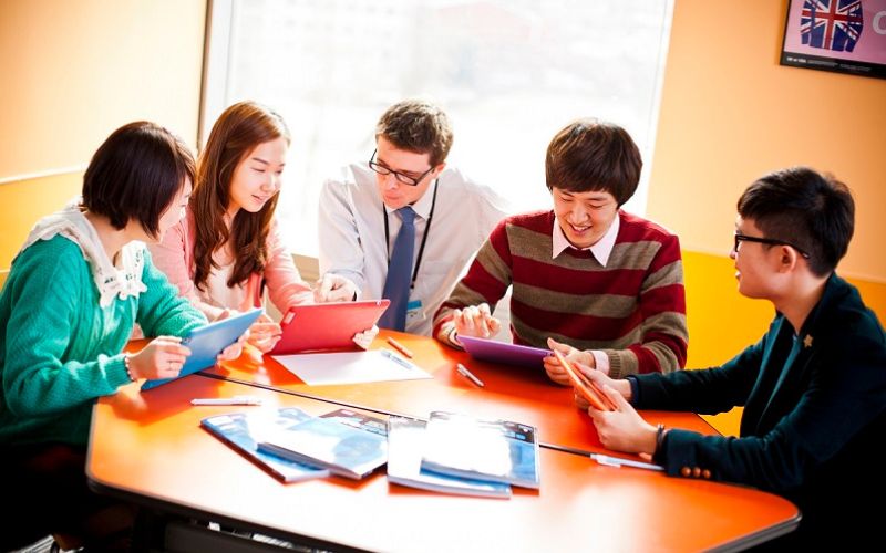 Lý do người đi làm nên đầu tư học tiếng Anh giao tiếp